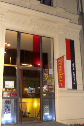 Eingang des Theaters - Dok.-Foto: Elisabeth Heller