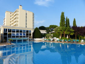 Hotel-Therme mit Schwimmbad in Montegrotto 