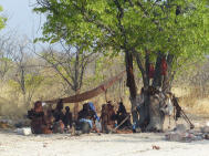 Eine Gruppe von Himbas unterwegs