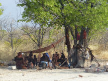 Eine Gruppe von Himbas unterwegs